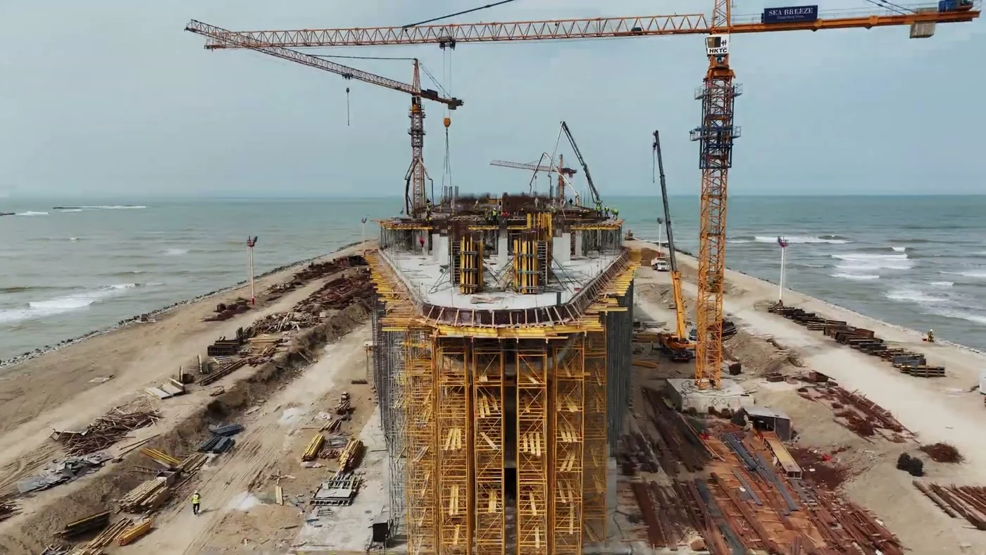 The building's core in formwork and two cranes on the spit